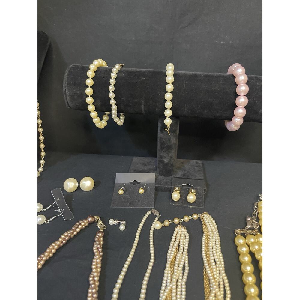 Vintage To Now Pearl Jewelry Lot Necklaces Earrings Bracelets 24 Items - Picture 5 of 11
